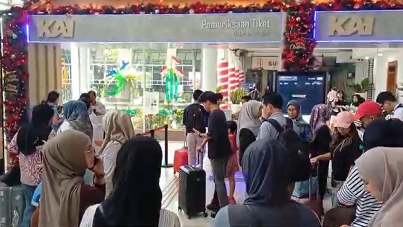 Hari Pertama Angkutan Nataru, 27.000 Penumpang Padati Stasiun Daop 8 Surabaya