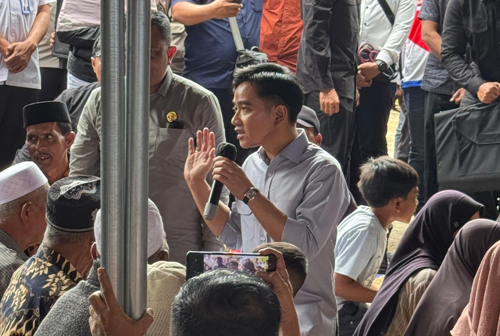 Gibran Dialog dengan Pengungsi Banjir di Gayo Lues, Janji Percepat Pemulihan Listrik-BBM