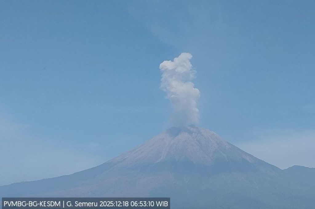 Gunung Semeru Erupsi Hari Ini, Muntahkan Kolom Abu Setinggi 800 Meter