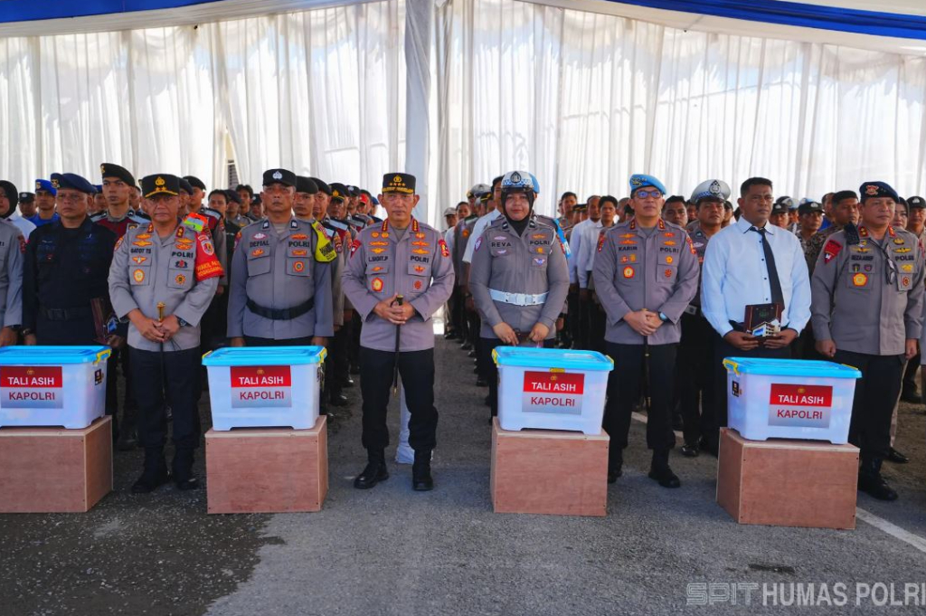 Kapolri Beri Bantuan untuk 170 Anggota Polda Sumbar Korban Bencana
