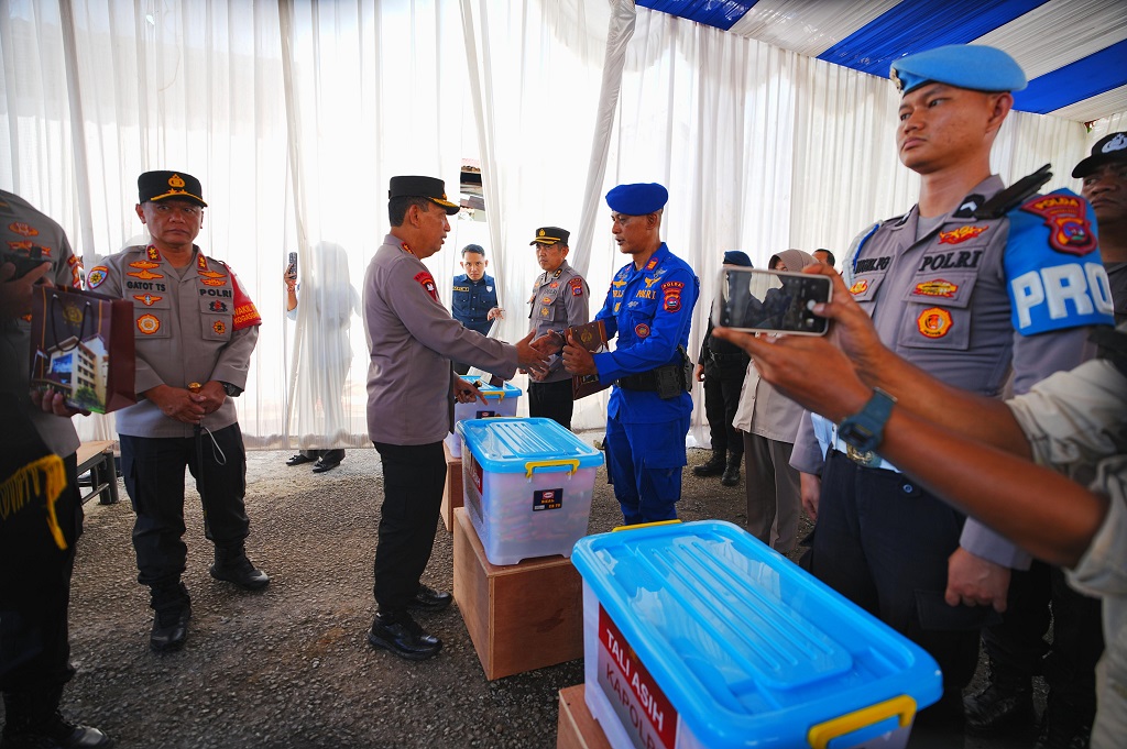 Kapolri Salurkan Bantuan ke 170 Personel Polri Korban Bencana di Sumbar