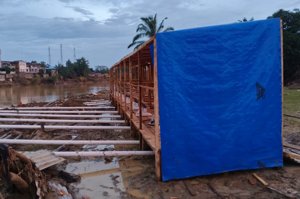 Bangun MCK, Brimob Penuhi Kebutuhan Sanitasi Warga Terdampak Banjir Aceh Tamiang