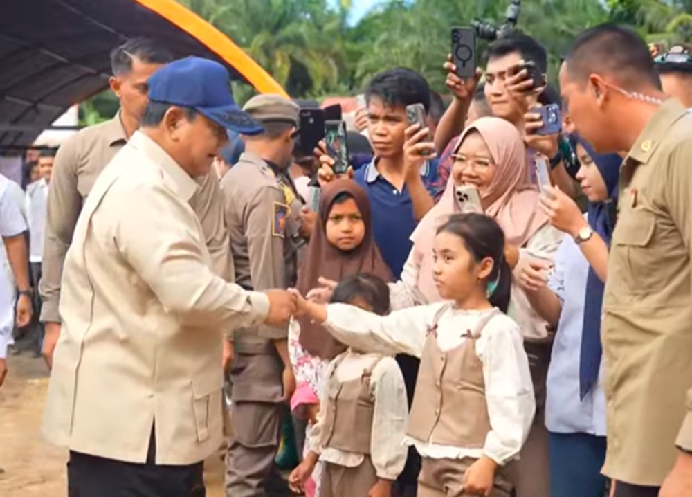 Disambut Lagu Indonesia Raya, Prabowo Tinjau Posko Pengungsi di Agam Sumbar