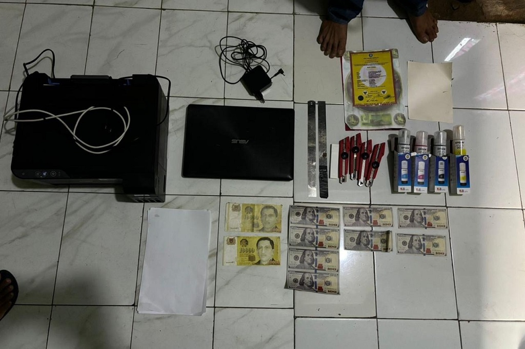 Polda Metro Bongkar Peredaran Dolar Palsu, Sita Ribuan Lembar hingga Printer