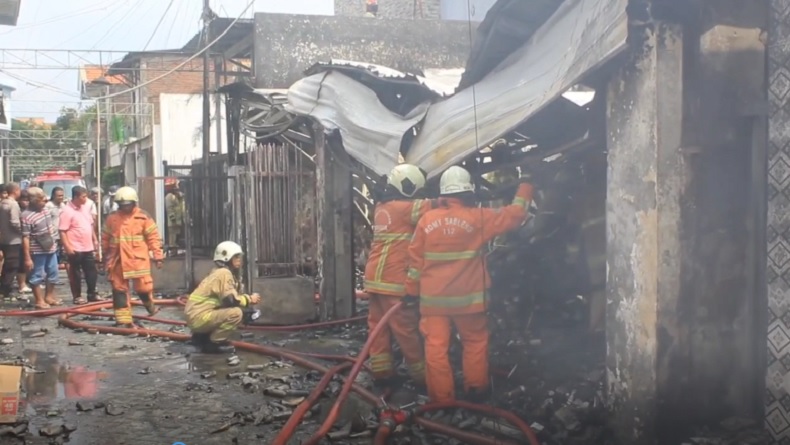 Gudang Spare Part Motor di Surabaya Terbakar, Ledakan Berulang Kali Kejutkan Warga