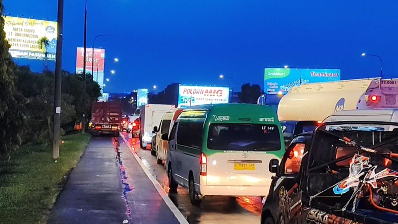 Jelang Libur Natal, Arus Kendaraan Wisatawan Padati Gerbang Tol Pasteur Bandung