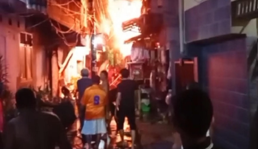 Kebakaran Rumah di Grogol Petamburan, 100 Personel Damkar Dikerahkan