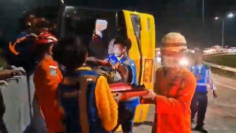 Breaking News : Bus PO Cahaya Trans Kecelakaan di Exit Tol Krapyak, 15  Orang Tewas 19 Luka