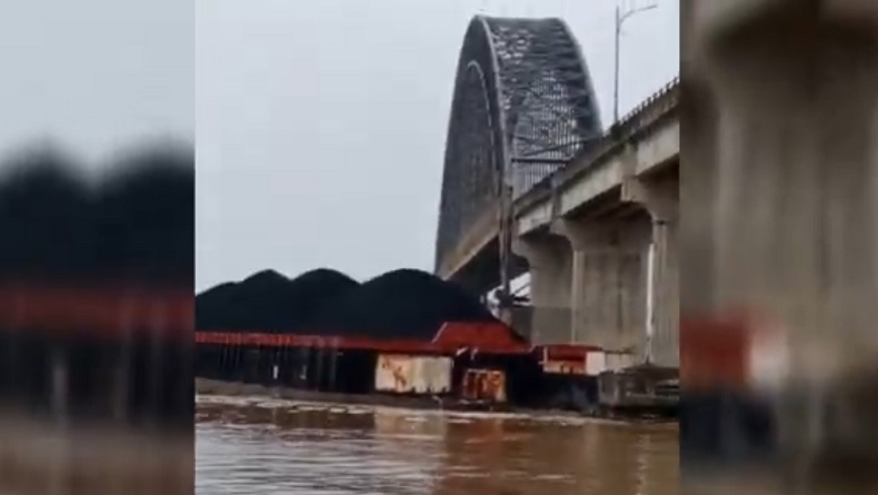 Ponton Batu Bara Tabrak Pilar Jembatan Mahulu Samarinda, Warga Panik Dengar Benturan Keras
