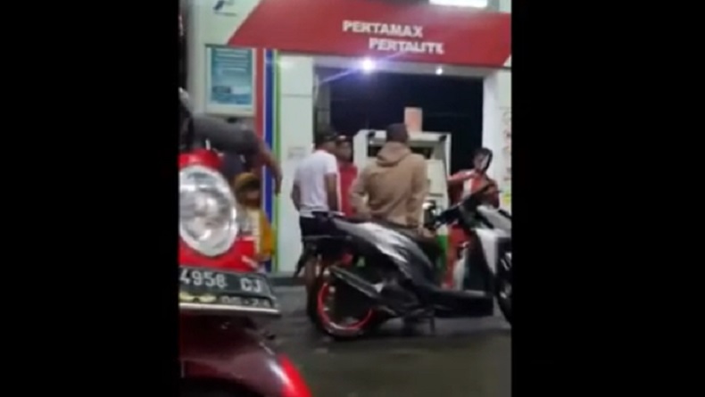 Viral! Sejumlah Kendaraan Mogok Usai Isi BBM Diduga Bercampur Air di SPBU Lamongan