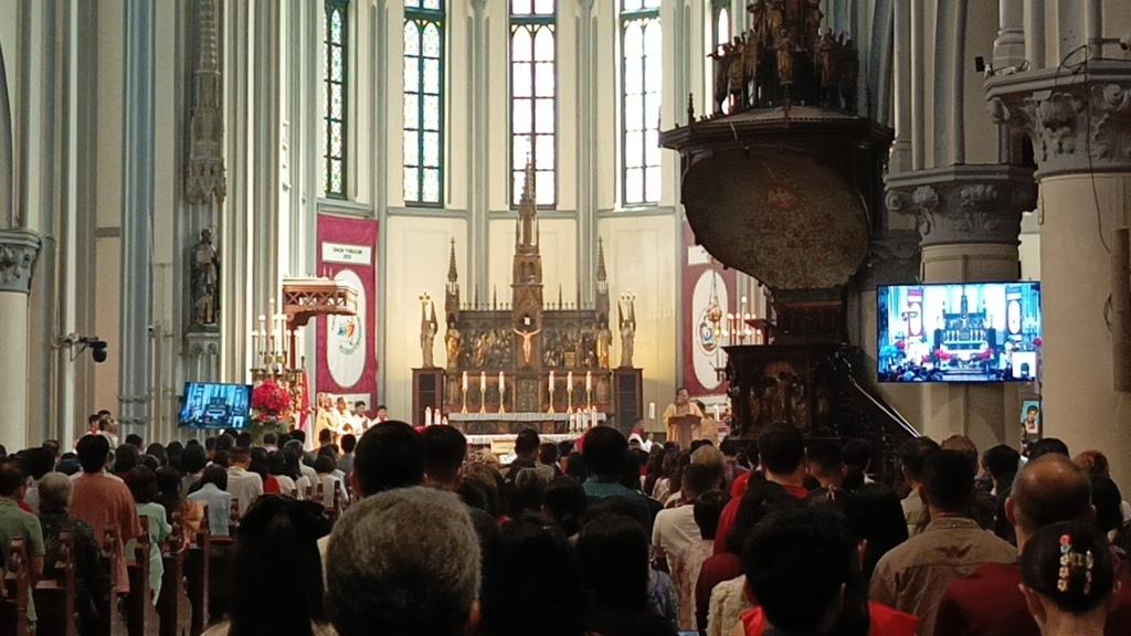 Ribuan Jemaat Ikuti Misa Pontifikal Natal di Gereja Katedral Jakarta