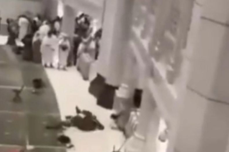 Heboh, Jemaah Pria Loncat dari Lantai Atas Masjidil Haram