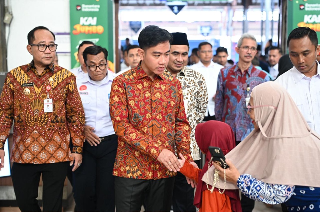 Gibran Tinjau Arus Mudik Natal di Stasiun Semarang Tawang, Pastikan Kelancaran Layanan Penumpang