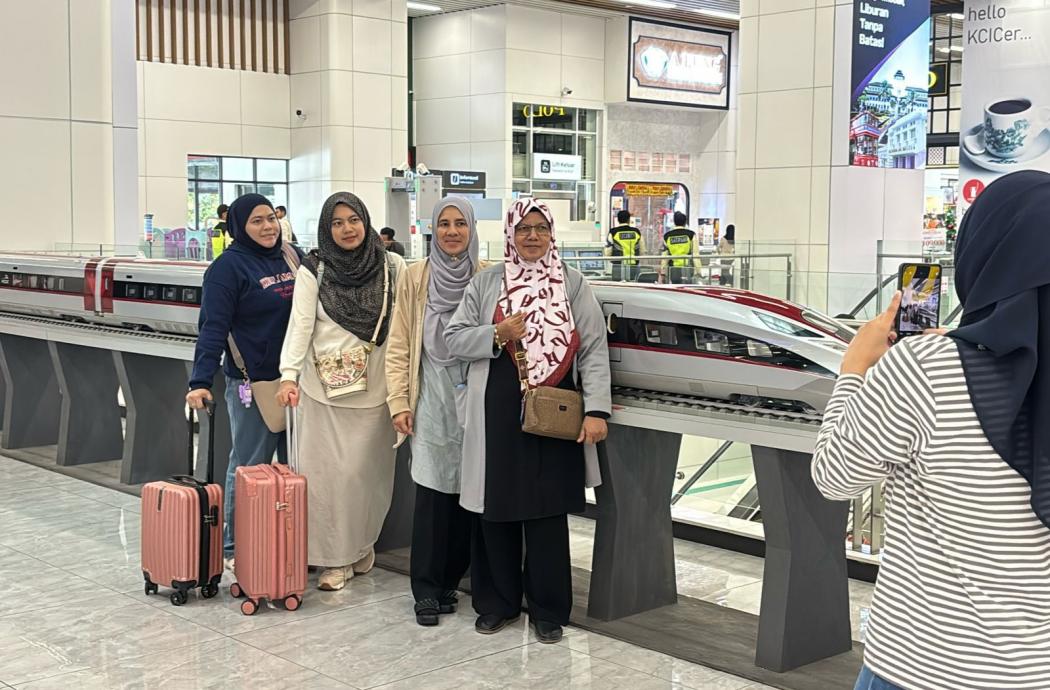 Libur Nataru, Ribuan Wisatawan Malaysia Pilih Whoosh Menuju Bandung