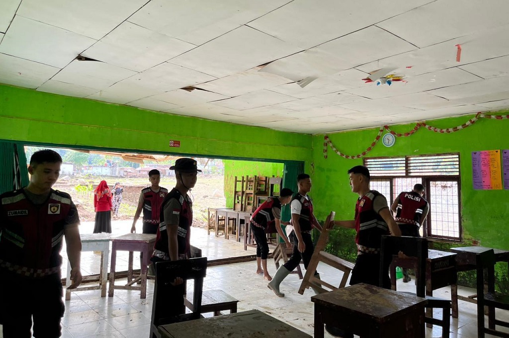 Brimob Gencar Bersihkan Sekolah hingga Beri Pengobatan Gratis di Agam Sumbar