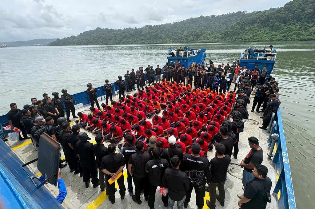 130 Napi Berbahaya Dipindahkan ke Nusakambangan, Dikawal Ketat Aparat