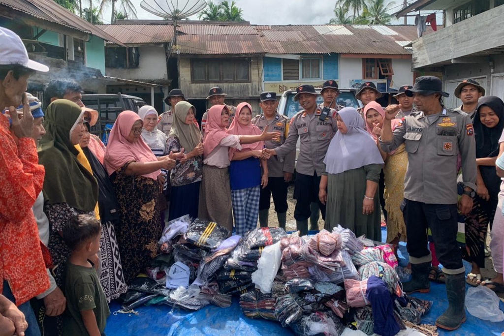 Antusiasme Warga Agam Terima Bantuan Pakaian Layak Pascabanjir