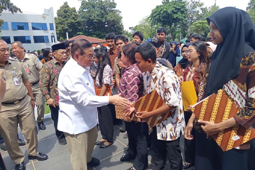 Program Pemutihan, Pramono Serahkan Ijazah Tertahan ke 2.753 Orang