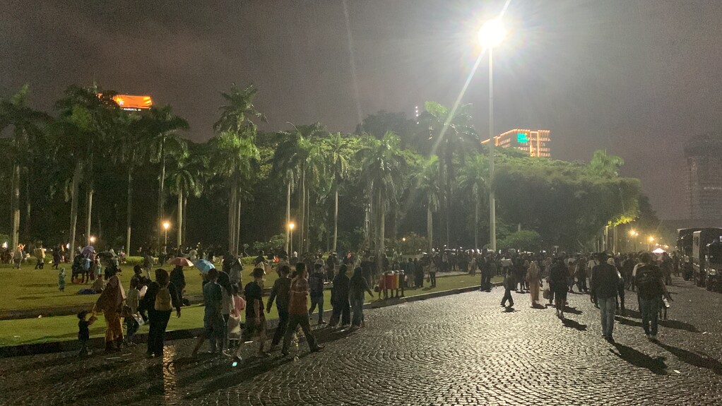 Hujan Guyur Monas di Malam Tahun Baru, Sebagian Pengunjung Tinggalkan Lokasi 