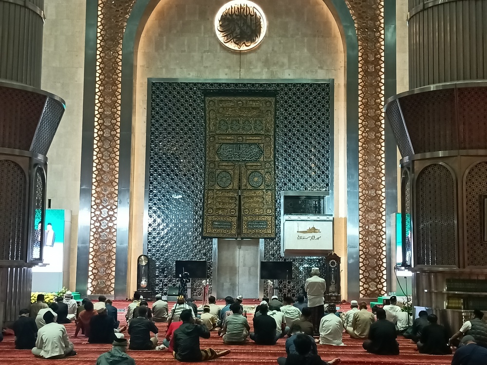 Jamaah Padati Malam Muhasabah Pergantian Tahun di Masjid Istiqlal