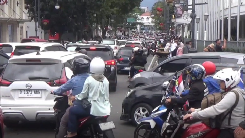 Awal Tahun Baru, Ribuan Wisatawan Masih Padati Kawasan Asia Afrika Bandung