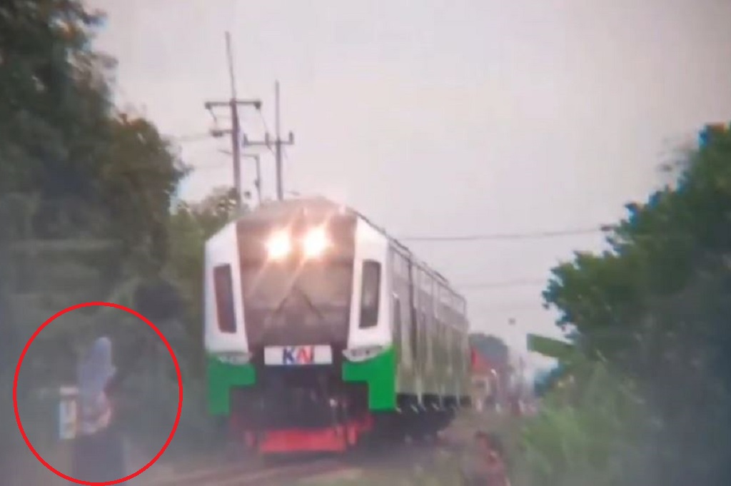 Viral Aksi Bocah Perempuan di Sidoarjo, Bercanda Adang Kereta Api di Tengah Rel