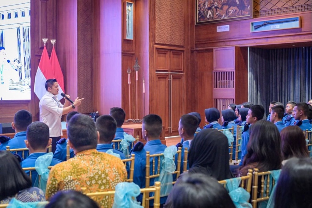 Seskab Teddy Bertemu Murid SMA Taruna Nusantara se-Jabodetabek, Ini Pesannya