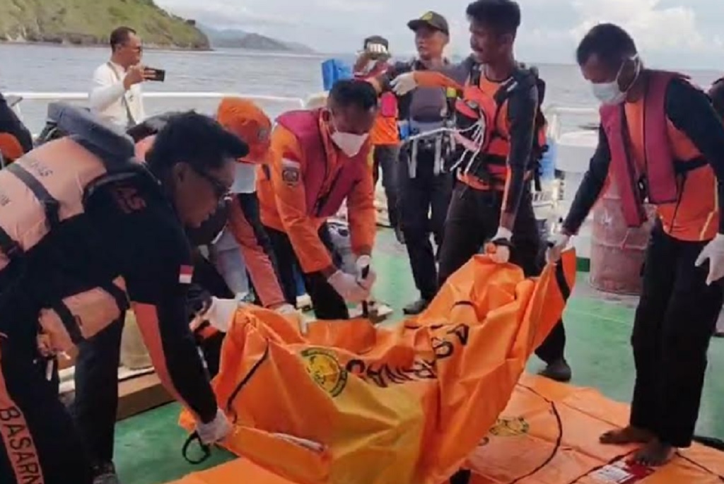 Tim SAR Kembali Evakuasi 1 Jenazah WN Spanyol Korban KM Putri Sakinah di Labuan Bajo