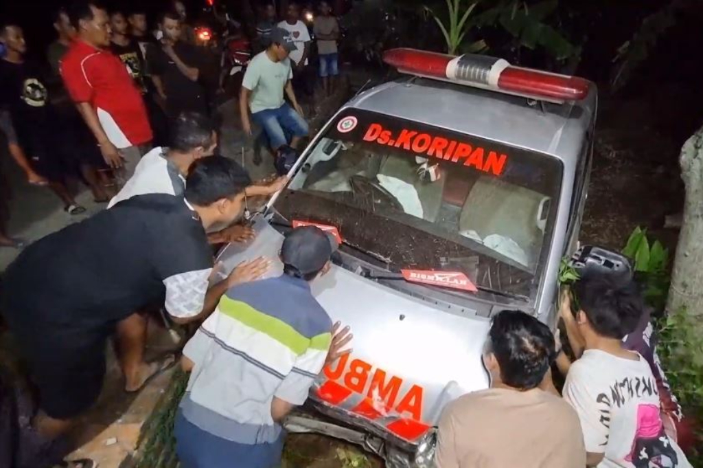 Kecelakaan di Ponorogo, Ambulans Melaju Kencang Tabrak Mobil dan Rumah Warga