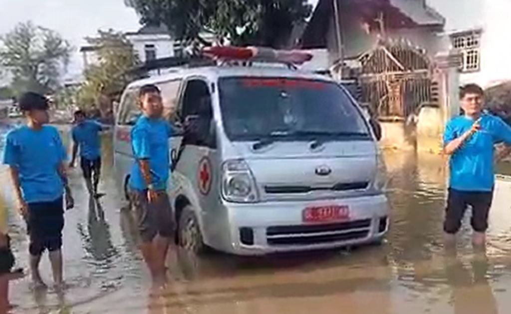 Ambulans Dokter Relawan Kemenkes Mogok Terjebak Lumpur di Pidie Jaya