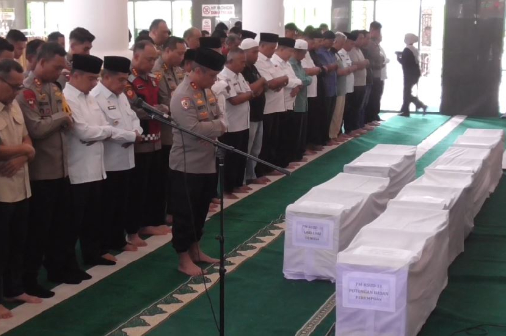 6 Potongan Tubuh Korban Banjir Bandang Dimakamkan, Kapolda Sumbar Pimpin Salat Jenazah