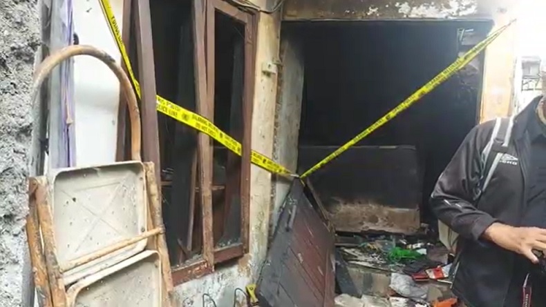 Rumah 2 Lantai di Surabaya Hangus Dilalap Api, 6 Penghuni Luka Bakar