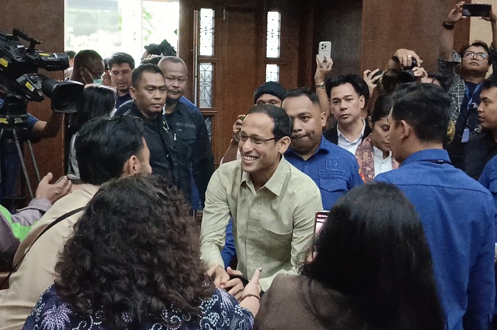 Nadiem Makarim Tiba di Ruang Sidang, Salami Para Pengunjung