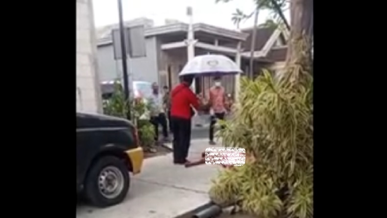 Duel Berdarah Bersaudara di Mojokerto Gunakan Celurit, Terluka Parah Tergeletak di Jalan