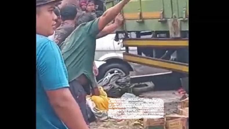 3 Kendaraan Kecelakaan Beruntun di Bondowoso, Pemotor Tewas Tersangkut Truk Gandeng