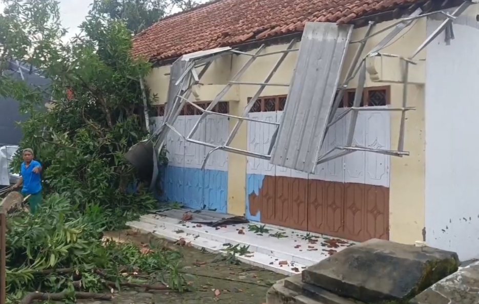 Angin Puting Beliung Terjang Pekalongan, Puluhan Rumah Porak-poranda