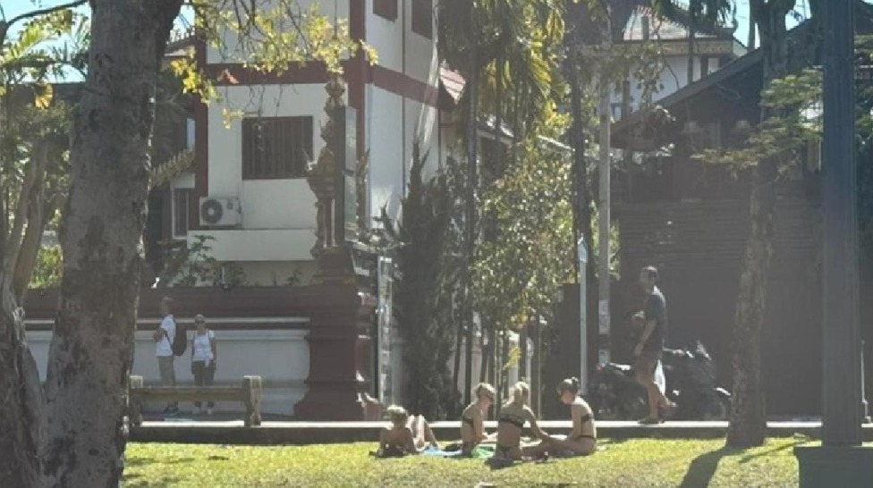 Bule Gila Berjemur Pakai Bikini Dekat Kuil Suci, Ini Fotonya!