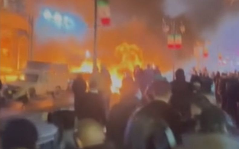 Demonstrasi di Iran Tak Terkendali, Masjid-Masjid Dibakar