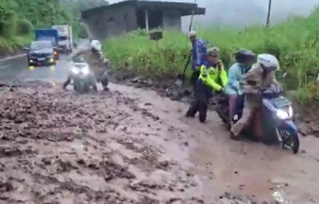 Tebing 25 Meter Longsor Tutup Jalur Bagbagan-Kiara Dua Sukabumi, Lalin Lumpuh Total