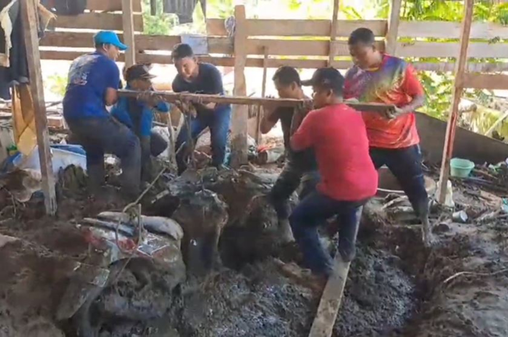 Video Viral Warga Gotong Royong Evakuasi Motor Tertimbun Lumpur di Pidie Jaya Aceh