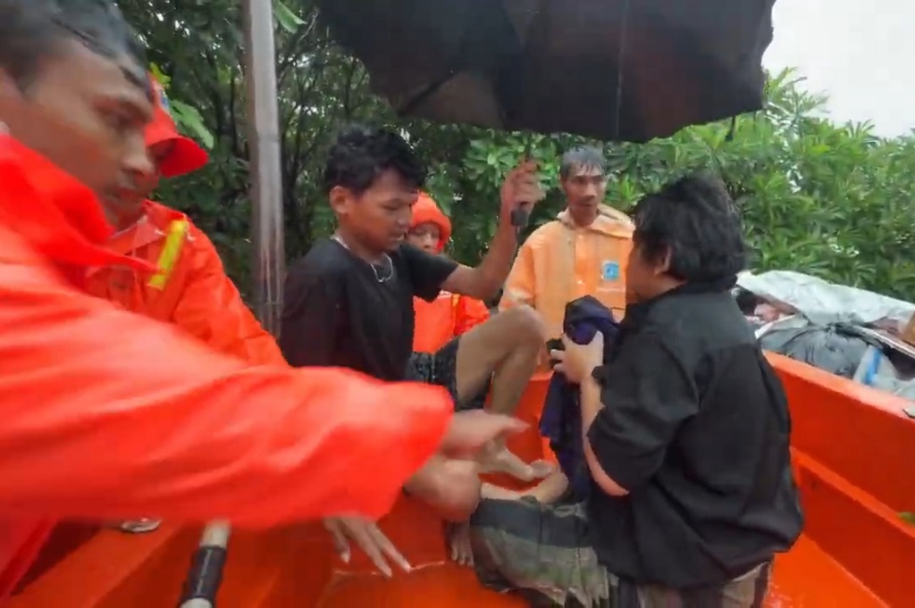 Banjir Jabodetabek, Warga Cilincing Jakut Dievakuasi dengan Perahu