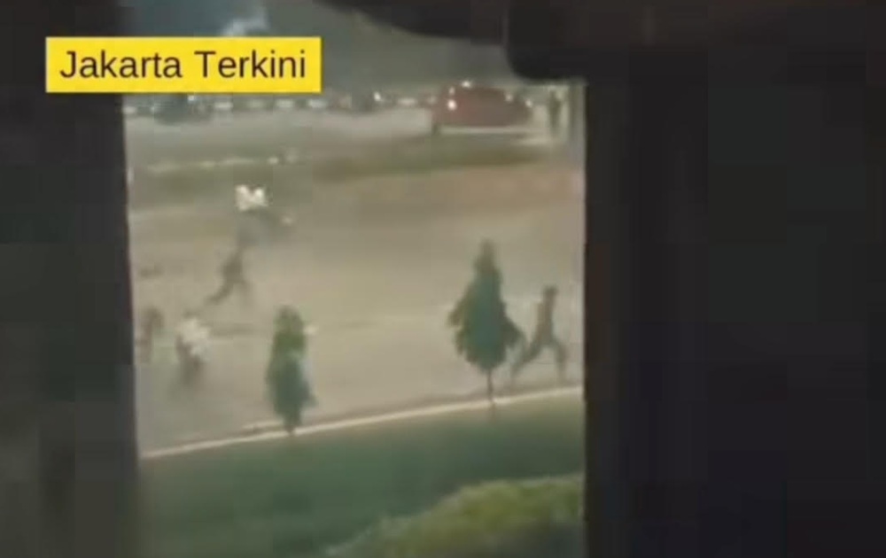 Viral Tawuran Mencekam di Jatinegara, Polisi Lepaskan Gas Air Mata