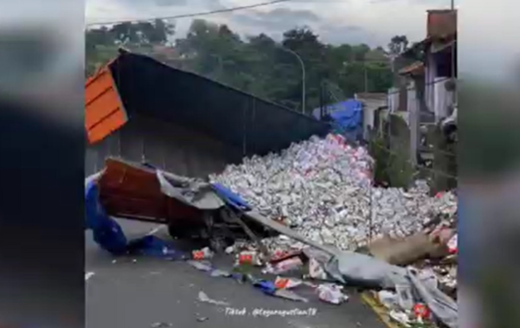 Kecelakaan di Bandung, Truk Tabrak 3 Rumah di Jalur Nagreg gegara Rem Blong