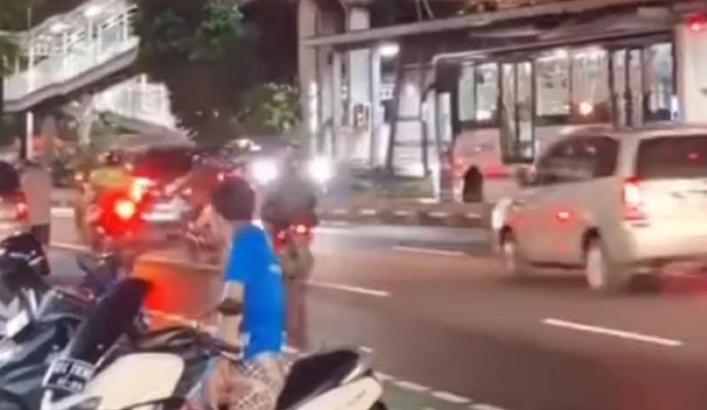 Viral Mobil Lawan Arah di Jalur Transjakarta Matraman, Terpaksa Mundur Dihadang Bus