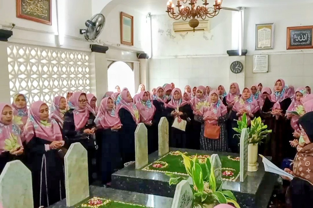 Libur Isra Miraj, Makam Habib Ali Kwitang Jakpus Ramai Dikunjungi Peziarah