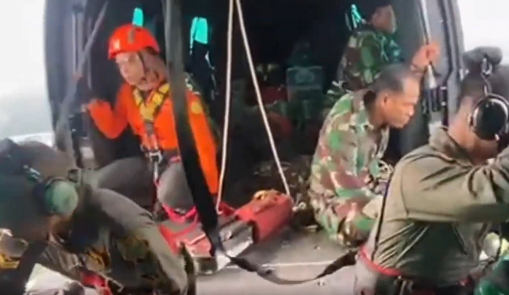 Kopasgat TNI AU Diterjunkan Evakuasi Korban Pesawat ATR di Gunung Bulusaraung