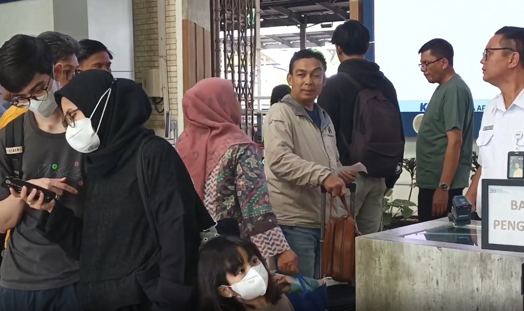 38 KA Batal Berangkat Imbas Banjir Pekalongan, Penumpang Menumpuk di Stasiun Cirebon