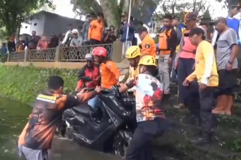 Geger! Trotoar di Telaga Sarangan Tiba-Tiba Ambrol, 8 Motor Pengunjung Tenggelam