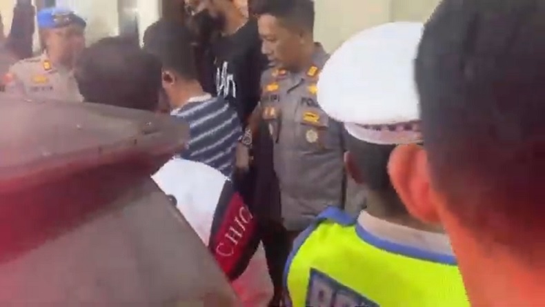 Usai Diperiksa, Bupati Pati Sudewo Dibawa KPK dari Polres Kudus Tengah Malam