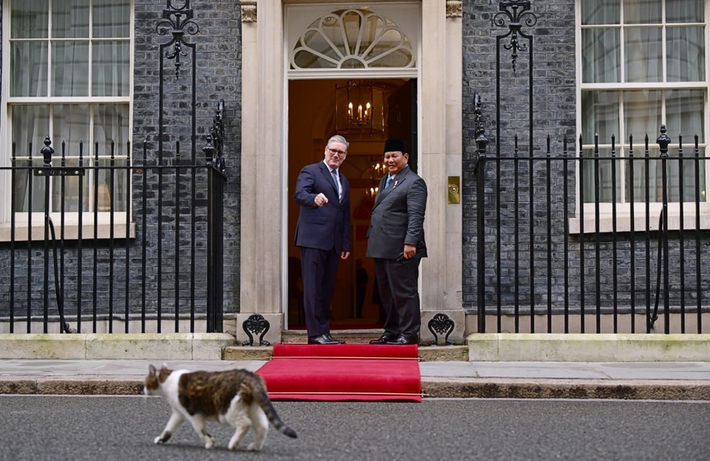 Momen Unik Prabowo Disambut Larry The Cat di Kantor PM Inggris